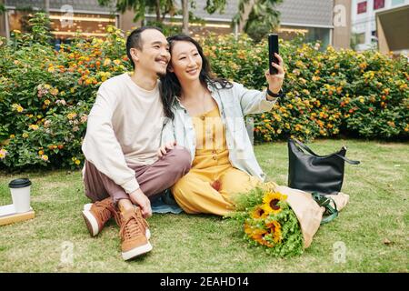 Paar in Liebe nehmen selfie Stockfoto