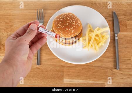 Home Lieferung Burger in der Zeit der Coronavirus Quarantäne - covid-19 Stockfoto