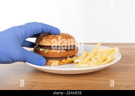 Home Lieferung Burger in der Zeit der Coronavirus Quarantäne - covid-19 Stockfoto