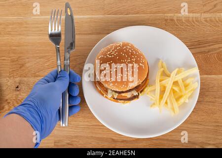 Home Lieferung Burger in der Zeit der Coronavirus Quarantäne - covid-19 Stockfoto