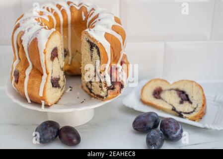 Typisch deutscher Mohn Pflaume Gugelhupf Kuchen auf einem Tisch Stockfoto