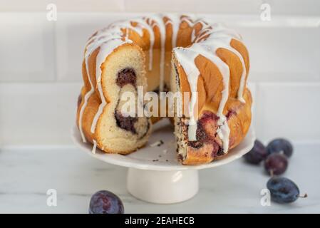 Typisch deutscher Mohn Pflaume Gugelhupf Kuchen auf einem Tisch Stockfoto