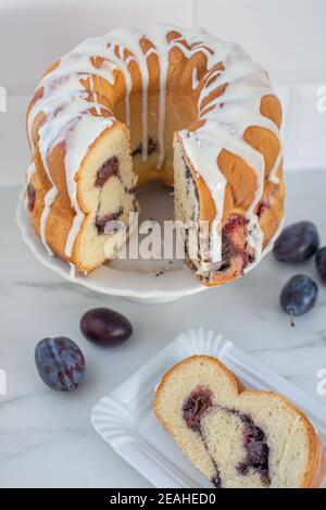 Typisch deutscher Mohn Pflaume Gugelhupf Kuchen auf einem Tisch Stockfoto
