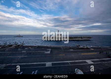 Handout Foto von – die Theodore Roosevelt Carrier Strike Group transit in Formation mit der Nimitz Carrier Strike Group im Südchinesischen Meer 9. Februar 2021. Zwei US Navy Aircraft Carrier Streiks Gruppen nahmen Operationen in den umstrittenen Gewässern des Südchinesischen Meeres am Dienstag, Die jüngste Schau der Marinefähigkeiten der Biden-Regierung, die sich verpflichtet, sich gegen chinesische territoriale Ansprüche zu behaupten.die Träger USS Theodore Roosevelt und USS Nimitz und ihre begleitenden Geschützraketen-Kreuzer und Zerstörer zeigen die Fähigkeit der US Navy, in hochfrequentierten Challenger zu operieren Stockfoto