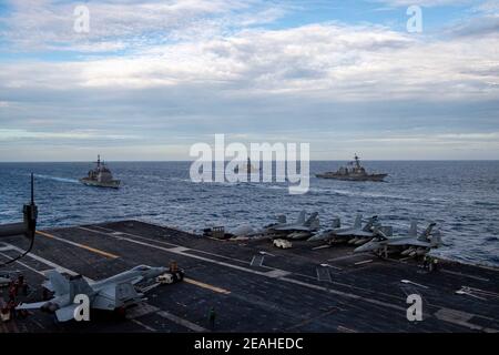 Handout Foto von – die Theodore Roosevelt Carrier Strike Group transit in Formation mit der Nimitz Carrier Strike Group im Südchinesischen Meer 9. Februar 2021. Zwei US Navy Aircraft Carrier Streiks Gruppen nahmen Operationen in den umstrittenen Gewässern des Südchinesischen Meeres am Dienstag, Die jüngste Schau der Marinefähigkeiten der Biden-Regierung, die sich verpflichtet, sich gegen chinesische territoriale Ansprüche zu behaupten.die Träger USS Theodore Roosevelt und USS Nimitz und ihre begleitenden Geschützraketen-Kreuzer und Zerstörer zeigen die Fähigkeit der US Navy, in hochfrequentierten Challenger zu operieren Stockfoto