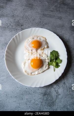 Eierpoche sonnige Seite bis eine gesunde Lebensmittelzutat auf einem Teller. Stockfoto