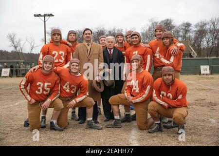 VERÖFFENTLICHUNGSDATUM: 2021 TITEL: STUDIO: Sony Pictures Classics REGIE: Ty Roberts PLOT: Von seiner geheimnisvollen Vergangenheit heimgesucht, führt ein engagierter High School-Fußballtrainer ein skrabniges Team von Waisenkindern während der Großen Depression zur Staatsmeisterschaft und inspiriert eine zerbrochene Nation auf dem Weg. HAUPTROLLE: Links nach rechts: â (Zurück): Preston Porter, Woodrow Luttrell, Sampley Barinaga, Jacob Lofland (Mitte): Levi Dylan, LUKE WILSON, Martin Sheen, Manuel Tapia, Austin Shook, Michael Gohlke (vorne): Slade Monroe, Jake Austin Walker, Bailey Roberts, Tyler Silva. (Bild: © Sony Pictures Classics/Entertainment Stockfoto