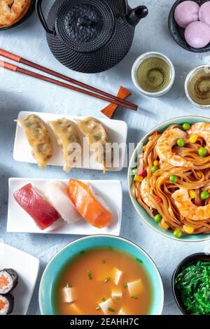 Japanische Küche, eine Auswahl an japanischen Gerichten, von oben geschossen Stockfoto