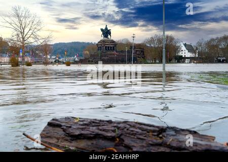 Hochwasser nach Starkregen in Koblenz, Deutsches Eck. Koblenz ist eine deutsche Stadt am Ufer des Rheins und der Mosel, einem Mehrnationenzufluss Stockfoto