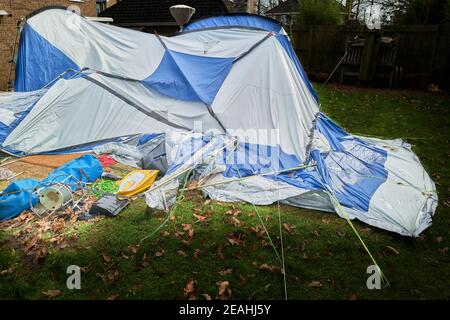 Die zerstörerische Wirkung von Wind, Regen und Schnee auf einem Zelt im Winter. Stockfoto