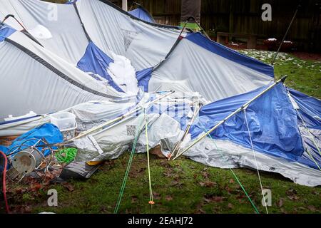 Die zerstörerische Wirkung von Wind, Regen und Schnee auf einem Zelt im Winter. Stockfoto