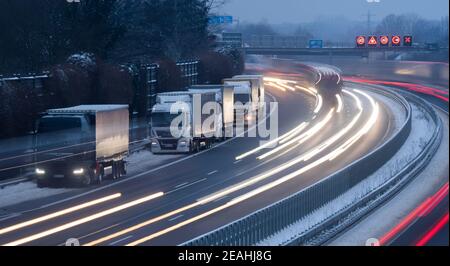 Lehrte, Deutschland. Februar 2021, 10th. LKW-Fahrer haben auf der harten Schulter der Autobahn A2 geparkt, um die Nacht zu verbringen (Long Shutter Speed Shot). Aufgrund überfüllter oder unpassierbarer Parkplätze parken Lastwagen kilometerweit direkt auf der harten Schulter der A2. Kredit: Julian Stratenschulte/dpa/Alamy Live Nachrichten Stockfoto