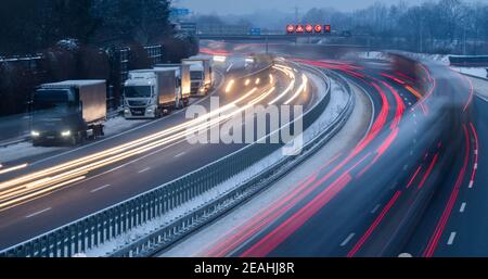 Lehrte, Deutschland. Februar 2021, 10th. LKW-Fahrer haben auf der harten Schulter der Autobahn A2 geparkt, um die Nacht zu verbringen (Long Shutter Speed Shot). Aufgrund überfüllter oder unpassierbarer Parkplätze parken Lastwagen kilometerweit direkt auf der harten Schulter der A2. Kredit: Julian Stratenschulte/dpa/Alamy Live Nachrichten Stockfoto