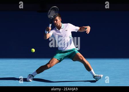 Melbourne, Australien. Februar 2021, 10th. 1st Seed Novak DJOKOVIC aus Serbien im Einsatz gegen Frances TIAFOE aus den USA in einem 2nd-Runden-Spiel am 3. Tag der Australian Open 2021 in der Rod Laver Arena in Melbourne, Australien. Sydney Low/Cal Sport Media. Kredit: csm/Alamy Live Nachrichten Stockfoto