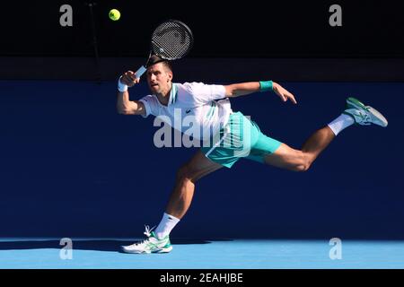 Melbourne, Australien. Februar 2021, 10th. 1st Seed Novak DJOKOVIC aus Serbien im Einsatz gegen Frances TIAFOE aus den USA in einem 2nd-Runden-Spiel am 3. Tag der Australian Open 2021 in der Rod Laver Arena in Melbourne, Australien. Sydney Low/Cal Sport Media. Kredit: csm/Alamy Live Nachrichten Stockfoto