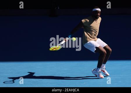 Melbourne, Australien. Februar 2021, 10th. Frances TIAFOE aus den USA im Einsatz gegen 1st Samen Novak DJOKOVIC aus Serbien in einem 2nd-Runden-Spiel am 3. Tag der Australian Open 2021 auf Rod Laver Arena, in Melbourne, Australien. Sydney Low/Cal Sport Media. Kredit: csm/Alamy Live Nachrichten Stockfoto