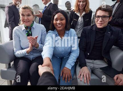 Happy multi ethnischen Kollegen Handshaking im Büro Stockfoto