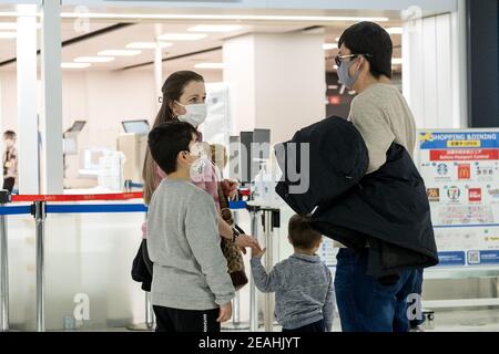 Tokio, Japan. Februar 2021, 7th. Eine Familie, die Gesichtsmasken trägt, als vorbeugende Maßnahme gegen die Ausbreitung von Covid-19 am Flughafen Narita.als Covid-19 Coronavirus-Infektionen ansteigen, haben japanische Behörden die Grenzen für die meisten Reisenden geschlossen. Quelle: Viola kam/SOPA Images/ZUMA Wire/Alamy Live News Stockfoto