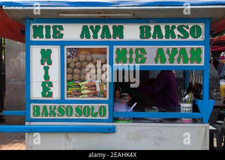 Jakarta, Indonesien - 20. Oktober 2019: Street Food Stand, in dem verkaufen nasi goreng, mie ayam, bakso... Typisch indonesische Küche, im Central Jakart Stockfoto