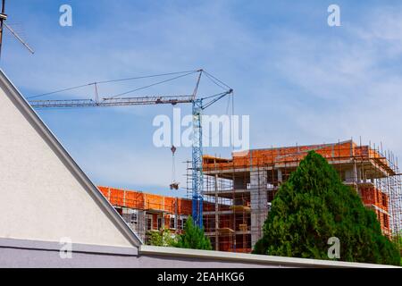 Gerüst- und Kran sind gegen unvollendete Bauwerk, Gebäude im Bau. Stockfoto