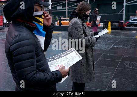 New York, Usa. Februar 2021, 09th. Demonstranten werden auf dem Times Square während einer Kundgebung für Dominique Alexander gesehen.die New Yorker Polizeibehörde stellte fest, dass die Todesursache von Dominique Alexander, der am 9. Juni 2020 an einem Baum im Fort Tyron Park hing, Selbstmord war. Dieser Vorfall geht auf andere Erhängungen von schwarzen Männern in Kalifornien unter verdächtigen Umständen zurück, was weitere Ermittlungen durch den US-Staatsanwalt veranlasste. Kredit: SOPA Images Limited/Alamy Live Nachrichten Stockfoto