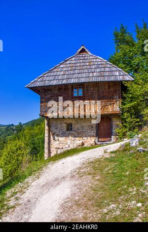 Altes traditionelles Holzhaus in Serbien in der Nähe von Nova Varos Stockfoto