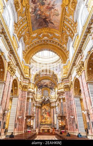 ROM, ITALIEN - 05. MAI 2019: Innenraum der Kirche der Heiligen Ambrose und Charles Borromeo, Italienisch: Sant'Ambrogio e Carlo al Corso, Rom, Italien. Stockfoto