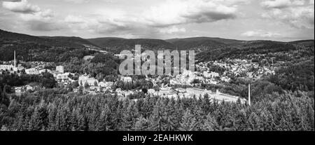 Tanvald - kleine Bergstadt im Isergebirge, Tschechische Republik. Schwarzweiß-Bild. Stockfoto