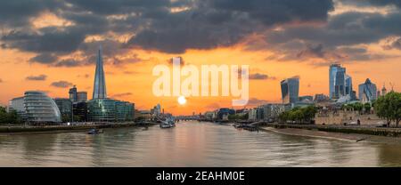 Panoramablick auf die Skyline von London entlang der Themse bei Sonnenuntergang, London, Großbritannien. Stockfoto