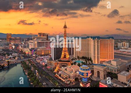 Luftaufnahme des Las Vegas Strip bei Sonnenuntergang in Las Vegas, Nevada, USA Stockfoto