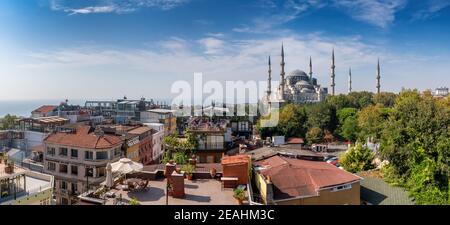 Skyline von Istanbul mit der Blauen Moschee am sonnigen Herbsttag - Istanbul, Türkei Stockfoto