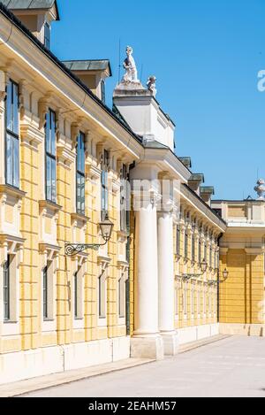WIEN, ÖSTERREICH - 23. JULI 2019: Schloss Schönbrunn - Deutsch: Schloss Schönbrunn. Architektonisches Detail der gelben Fassade Stockfoto