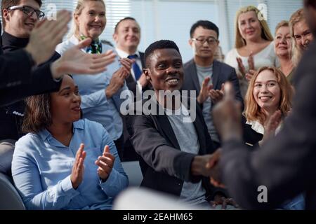 Freut mich, mit Ihnen zu arbeiten. Junge moderne Männer in smart Casual tragen Händeschütteln Stockfoto