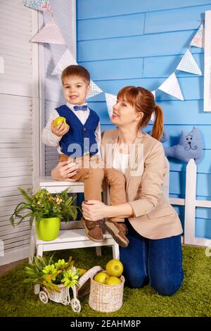 Nettes Kind macht Übungen mit Logopädin. Frau und Kinder. Stockfoto