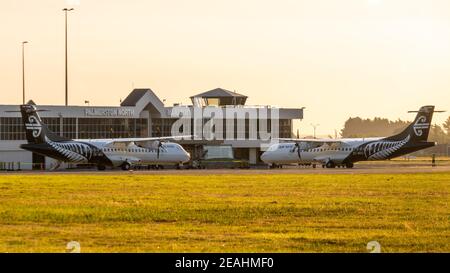 Ein paar Flugzeuge am Palmerston North Airport, Neuseeland Stockfoto