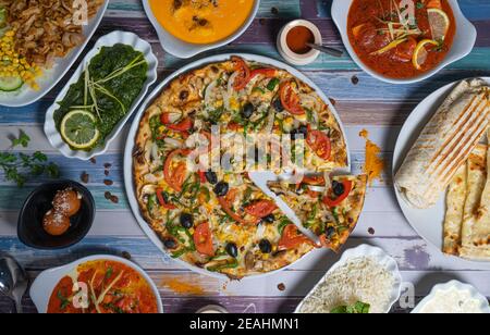 Set von gesunden indischen Speisen auf einem Holztisch, Draufsicht. Stockfoto