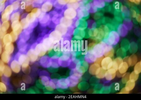 Bunt verschwommener Hintergrund mit Bokhe-Effekt für Mardi Gras. Echtes Foto. Stockfoto