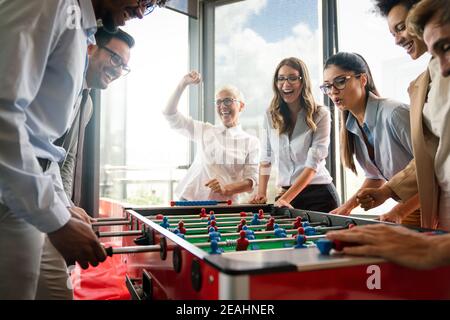 Mitarbeiter Spielen Table Soccer indoor Spiel im Büro während der Pausenzeit Stockfoto