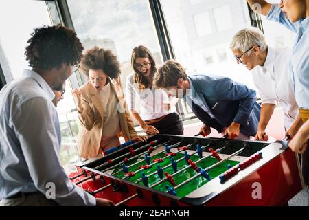 Mitarbeiter Spielen Table Soccer indoor Spiel im Büro während der Pausenzeit Stockfoto