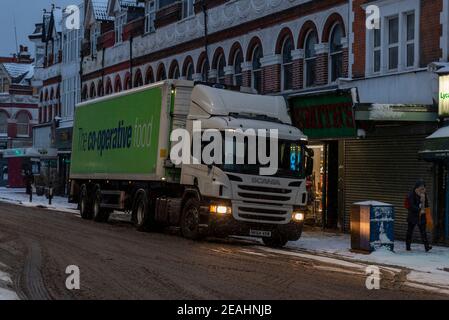 Lieferung von Lebensmitteln in den frühen Morgenstunden für Co-op-Supermarkt in Hamlet Court Road, Westcliff on Sea, Essex, UK, mit Schnee von Storm Darcy. Stockfoto