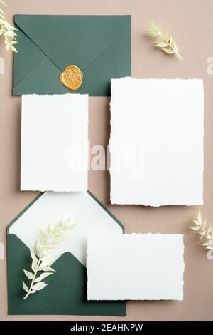 Set von Hochzeitseinladungskarten und Details Draufsicht. Vintage-Style. Stockfoto