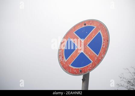 Verkehrszeichen Blick gegen den Himmel. Straßenschild. Stockfoto