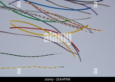Buntes Aluminium-Elektrokabel auf weißem Hintergrund Stockfoto
