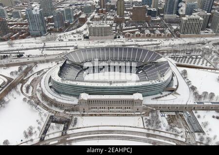 Eine Luftaufnahme eines schneebedeckten Soldier-Feldes, Sonntag, 7. Februar 2021, in Chicago. Stockfoto