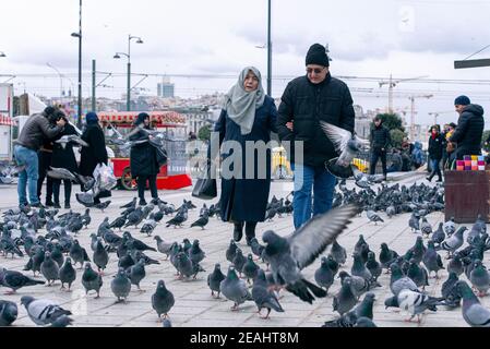 ISTANBUL - DEZ 29: Eminonu oder Eminönü Platz mit Wanderern und Tauben während des Wintertages in Istanbul, Dezember 29. 2019 in der Türkei Stockfoto