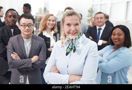 Multiethnische Geschäftsleute mit gekreuzten Armen Stockfoto