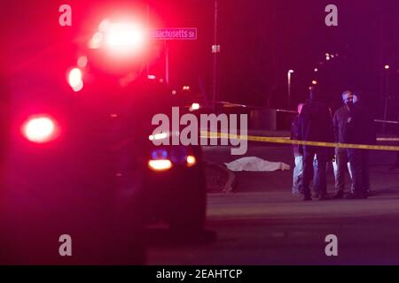 Seattle, USA. 09 Feb, 2021: Spät am Abend Polizei versammelt bei einem Offizier beteiligt Schießen auf 24th und South Massachusetts Straße durch das Northwest African American Museum. Eine Person starb und zwei wurden mit lebensbedrohlichen Verletzungen ins Krankenhaus gebracht. Quelle: James Anderson/Alamy Live News Stockfoto