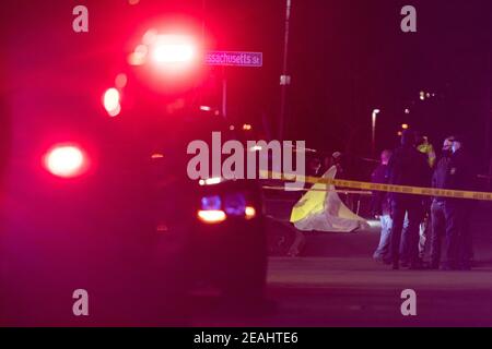 Seattle, USA. 09 Feb, 2021: Spät am Abend Polizei versammelt bei einem Offizier beteiligt Schießen auf 24th und South Massachusetts Straße durch das Northwest African American Museum. Eine Person starb und zwei wurden mit lebensbedrohlichen Verletzungen ins Krankenhaus gebracht. Quelle: James Anderson/Alamy Live News Stockfoto