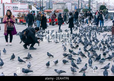 ISTANBUL - DEZ 29: Eminonu oder Eminönü Platz mit Wanderern und Tauben während des Wintertages in Istanbul, Dezember 29. 2019 in der Türkei Stockfoto