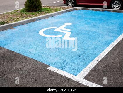 Behindertensymbol auf einem Parkplatz Stockfoto